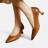 Regina™ | Sapato de bico fino em pele texturada com salto kitten