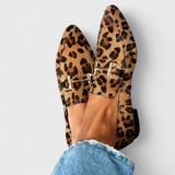 Lúcia™ | Mocassins Elegantes com Padrão Gravado e Salto Subtil